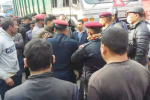 धनकुटामा डिलरबाट ग्याँस नपाउँदा नाराबाजी, प्रहरी परिचालन गरेर बाँढियो ग्याँस