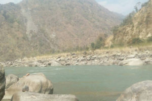 तमोर नदी किनारमा एक जना मृत भेटिए