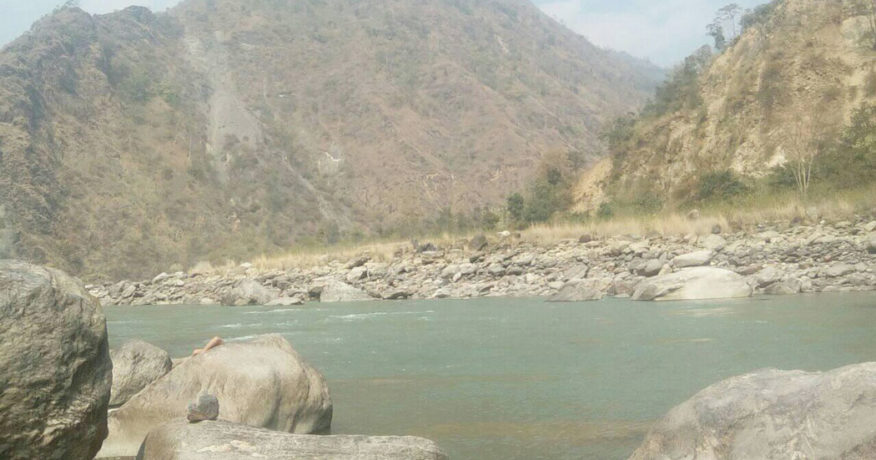 तमोर नदी किनारमा एक जना मृत भेटिए