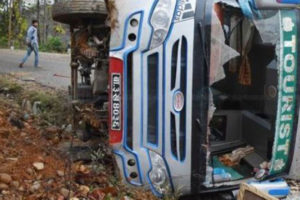 काठमाडौंमा लकडाउनले अलपत्र परेकालाई बोकेर उदयपुर आउँदै गरेको बस दुर्घटना