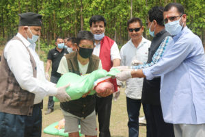 कानेपोखरीमा काँग्रेसले बाढ्न थाल्यो राहत, नेता डा.शर्माले दिए सात लाख