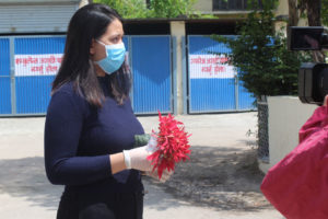 कोरोनालाई जितेर टेकु अस्पतालबाट डिस्चार्ज भई घर फर्किइन् श्रेष्ठ