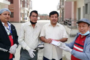 डा.शर्माद्वारा कोरोना रोकथाममा सहयोग : पथरी शनिश्चरेको कोषमा १ लाख ११ हजार प्रदान