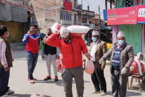 सिधुवामा अलपत्र परेका कालिकोटबासीलाई छथर जोरपाटी गाउँपालिकाले दियो खाद्यान्न