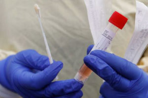 धनकुटामा कोरोना संक्रमितका आफन्तको ‘स्वाब’ संकलन, परीक्षणका लागि धरान लगिने