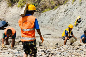 धनकुटा नगरमा मजदुरलाई राहतका लागि मिलाइयो दैनिक रोजगारीको व्यवस्था