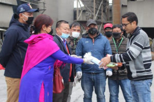 श्रमिक दिवसमा हिले र सिधुवाका मजदुरलाई स्वास्थ्य सामाग्री प्रदान
