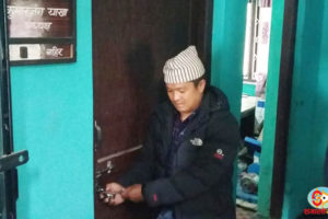 साँगुरीगढी गाउँपालिका अध्यक्षको कार्यकक्षमा वडाध्यक्षहरुद्वारा तालाबन्दी