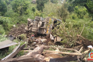 धनकुटामा सडक छेउको घर भत्काउँदै यसरी पल्टियो ट्रक (फोटो फिचरसहित)