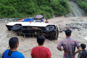 धनकुटामा बाढीले बगायो गाडी