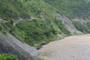 बिराटनगरबाट काठमाडौं जाँदै गरेको गाडी त्रिसुलीमा खस्यो