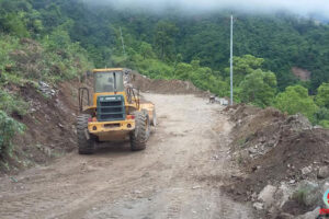 धनकुटाको रुद्रबारीमा भासिएको सडक मर्मत थालियो, भासिने क्रम नरोकिदा समस्या