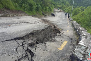धनकुटाको रुद्रबारीमा भासियो सडक, कोशी राजमार्गमा यातायात आवतजावतमा जोखिम