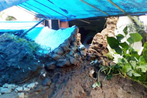 धनकुटाको चुङमाङ्गमा पहिरोले भत्कियो घर, परिवार बिस्थापित