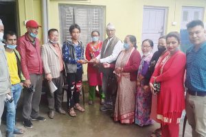 धनकुटामा पहिरोका कारण जनधन गुमाएका परिवारलाई काँग्रेसद्वारा सहयोग