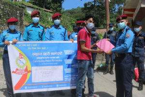 धनकुटामा चाडपर्व लक्षित सचेतनामूलक पर्चा बाँढ्दै प्रहरी