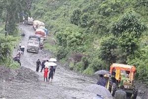 धनकुटामा पहिरोका कारण कोशी राजमार्ग अवरुद्ध