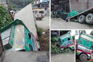 हिलेमा सडक छोडेर गाडी घरतिर पसेपछि…