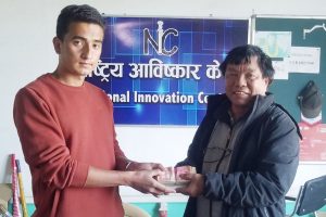 धनकुटाका युवाले देउसी खेलेको पैसा महाबिर पुनलाई