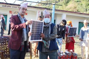 धनकुटाको महालक्ष्मीमा उज्यालो नगर अभियान सुरु, बत्ती बाल्न नसक्नेलाई सोलार वितरण