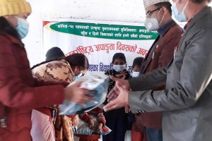 महालक्ष्मीमा अपाङ्गता भएका विद्यार्थीलाई न्यानो कपडा प्रदान