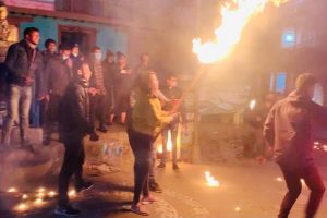 धनकुटामा प्रधानमन्त्रीको पुत्ला दहन, संसद विघटनको बिरोधमा प्रदर्शन