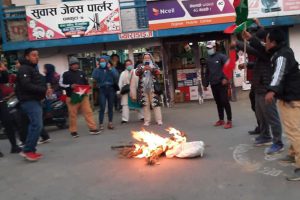 धनकुटामा जलाइयो राष्ट्रपति र प्रधानमन्त्रीको पुत्ला