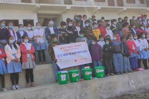 विद्यालयलाई धारा र सावुन