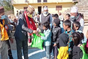 धनकुटाको महालक्ष्मीका ८७ विद्यार्थीलाई शैक्षिक र स्वास्थ्य सामाग्री प्रदान