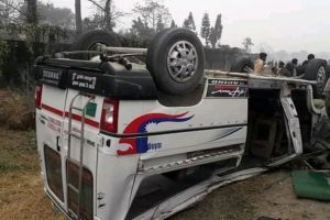 दुहवीमा माइक्रो र मोटरसाइकल ठोक्किदा तीन जनाको मृत्यु, ८ घाइते