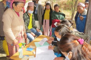 छथर जोरपाटीका गाउँ–गाउँमा पुगेर अपाङ्गता परिचय पत्र वितरण