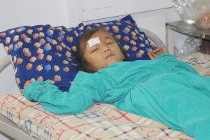 डा. शर्माद्वारा बिपन्न परिवारकी बालिकाको निःशुल्क उपचार