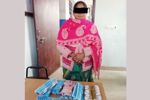 लागुऔषधसहित भारतीय महिला पक्राउ