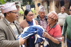 गरिबका घर–घरमा पुगेर ओढ्ने वितरण