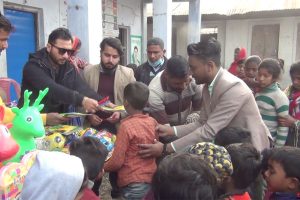 विद्यार्थीलाई युवाहरुको सहयोग