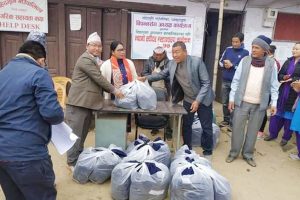 सहिदभूमि गाउँपालिकाद्वारा जाडो छल्न १२ सय विद्यार्थीलाई स्वीटर प्रदान