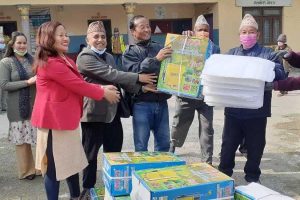 किसानलाई इलेक्ट्रीक स्प्रे मेसिन वितरण