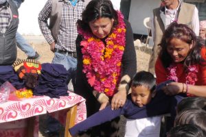 विद्यार्थीलाई जाडो छल्न स्वीटर र टोपी प्रदान