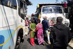 धनकुटाको कागतेमा गाडी जुध्दा सडक अवरुद्ध