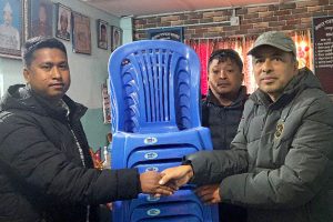 धनकुटाका पत्रकार लम्जेलद्वारा महासंघलाई ५० थान कुर्सी प्रदान