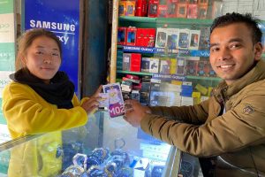 धनकुटाको खोकुकी सुमिकाले मोवाइल किन्दा पाइन मोवाइल नै उपहार