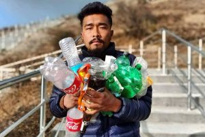 धनकुटाका सगरमाथा आरोही शेर्पाले गरे पटेक डाँडाको सफाई