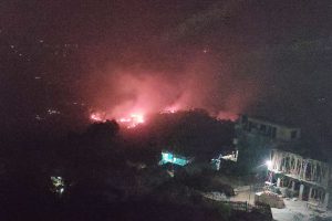 धनकुटा बजार नजिक जंगलमा भीषण आगलागी, बस्ती जोखिममा