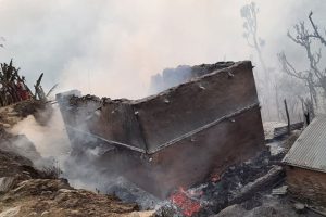 भोजपुरमा डढेलो गाउँ पस्यो, छ घर र चार गोठ जलेर नष्ट
