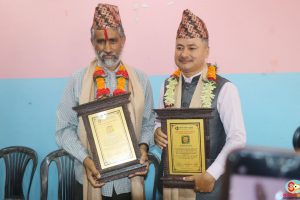 पत्रकार झा र न्यौपाने पुरस्कृत