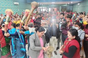 अब इटहरीमा महिलाले नाैमती बाजा बजाउने