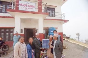 विद्युतको महसुल बुझाउन नसक्ने सहिदभूमिका विपन्न परिवारलाई सोलार सिस्टम