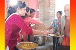 नारी दिवसमा महिलाले खुवाए बृद्धबृद्धालाई खाजा