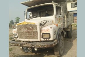 मोरङको कटहरीमा टिपरको ठक्करबाट एक जनाको मृत्यु, स्थानीयद्वारा टिपरमा तोडफोड