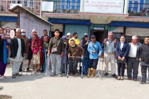 छथर जोरपाटीका १३ जनालाई अपाङ्गता सहायक सामाग्री प्रदान